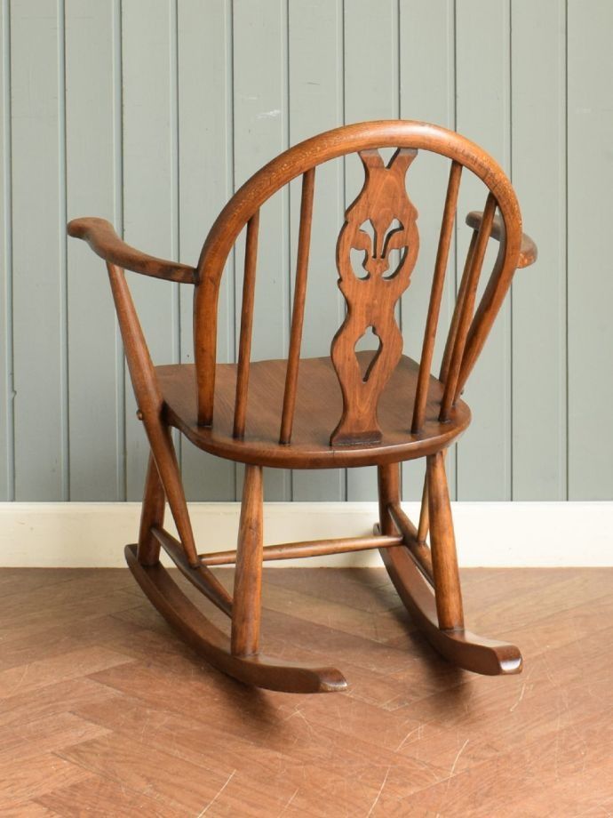 アーコールチェアの後ろ姿