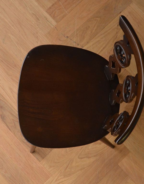 アーコールチェア アンティーク チェア アーコールのシスルバックチェア(オリーブチョコ色・ハの字脚・タグ付き)。座面に隠されたヒミツお尻と太もも部分に座りやすいように入っている座繰りという彫。(ear-19-ct)