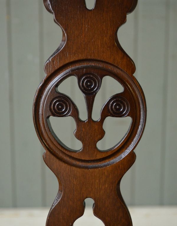 アーコールチェア　アンティーク チェア　華やかなお花が付いたアーコールチェア、アーコールのシスルバックチェア。背中のラインにはアーコールの象徴とも言えるアザミの花（シスル）の装飾が透かし彫りされています。(ear-19-c)