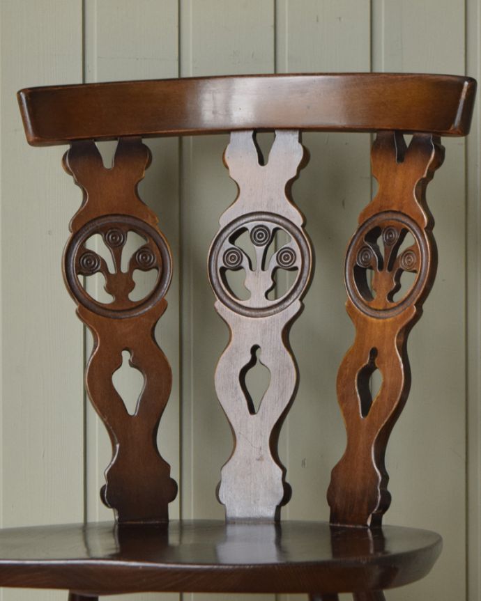 アーコールチェア　アンティーク チェア　アーコールのシスルバックチェア（チョコオリーブ色・ハの字脚・タグ付き）。背もたれ彫られたアーコールの象徴アザミの花（シスル）が3背もたれの3つの板に彫られているシスルバックチェア。(ear-19-cct)