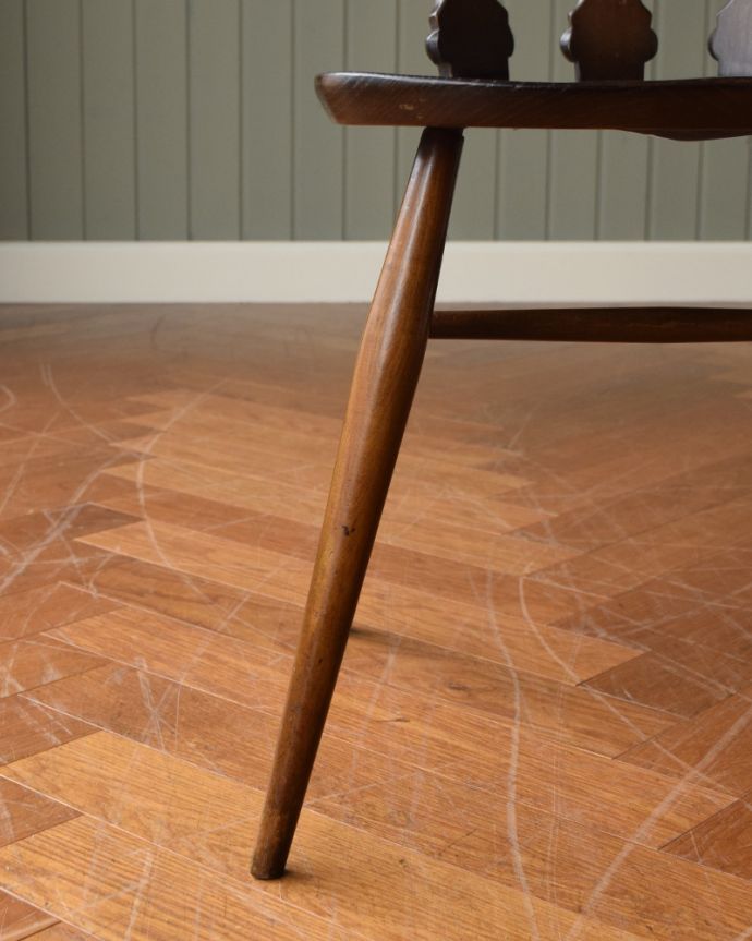 アーコールチェア　アンティーク チェア　アーコールのシスルバックチェア（チョコオリーブ色・ハの字脚・タグ付き）。移動もラクラクハの字タイプの脚の裏には、フェルトキーパーをお付けしています。(ear-19-cct)