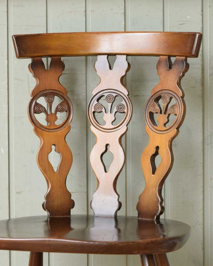 アーコールチェア アンティーク チェア アーコールのシスルバックチェア(オリーブチョコ色・ハの字脚・タグ付き)。背もたれ彫られたアーコールの象徴アザミの花(シスル)が3背もたれの3つの板に彫られているシスルバックチェア。(ear-19-ct)