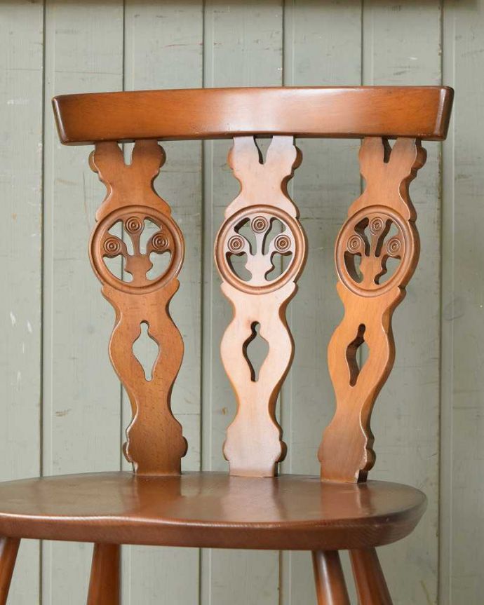 アーコールチェア アンティーク チェア アーコールのシスルバックチェア(カラメル色・ハの字脚・タグ付き)。背もたれ彫られたアーコールの象徴アザミの花(シスル)が3背もたれの3つの板に彫られているシスルバックチェア。(ear-19-kt)