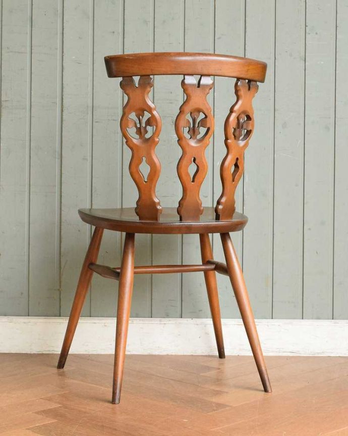 アーコールチェア アンティーク チェア アーコールのシスルバックチェア(カラメル色・ハの字脚・タグ付き)。後ろ姿にも自信アリ!アンティークなので経年変化によるキズはありますが、専門の職人がしっかり修復したアーコールです。(ear-19-kt)