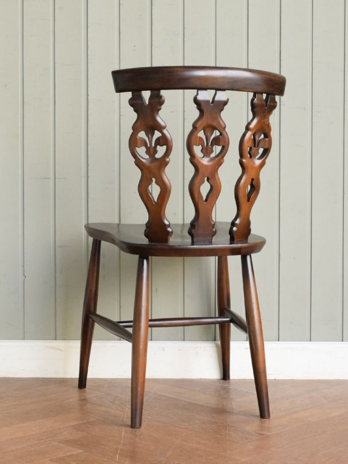 アーコールチェアの後ろ姿