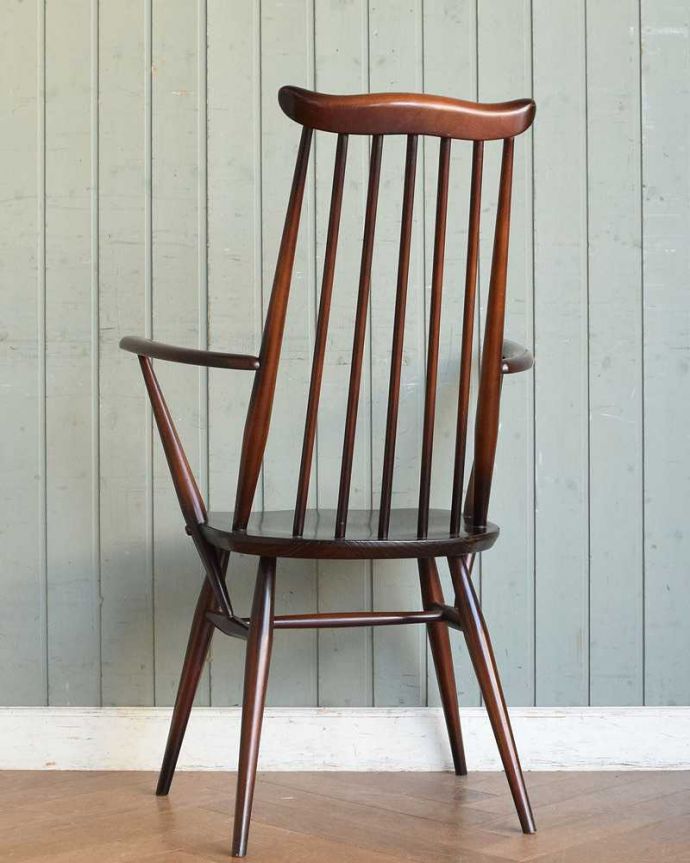 アーコールチェアの後ろ姿