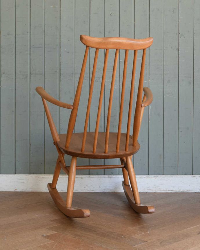 アーコールチェアの後ろ姿