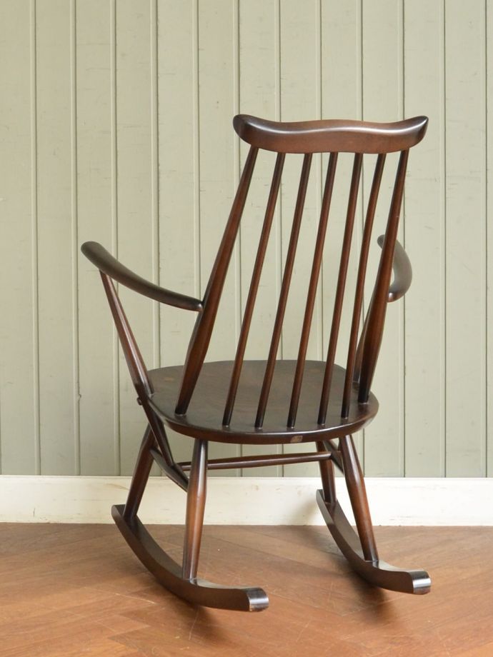 アーコールチェアの後ろ姿