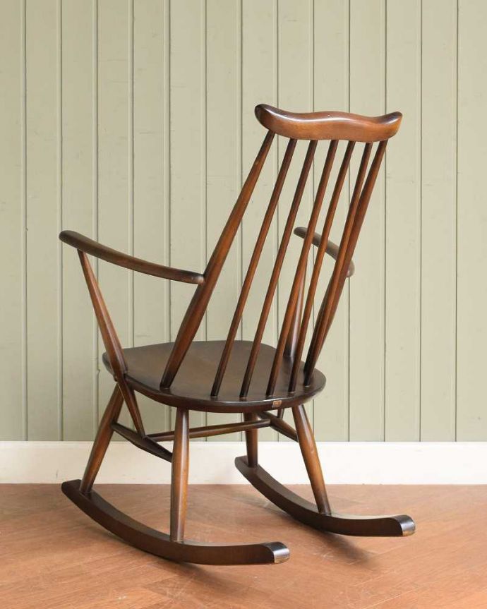 アーコールチェアの後ろ姿