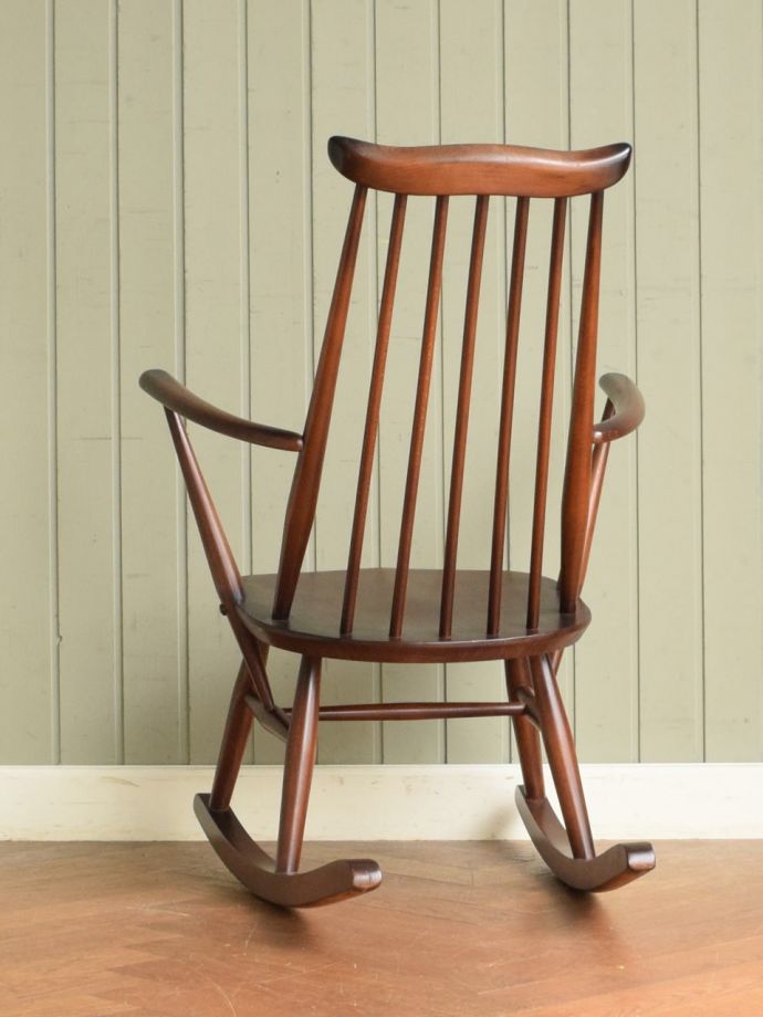 アーコールチェアの後ろ姿