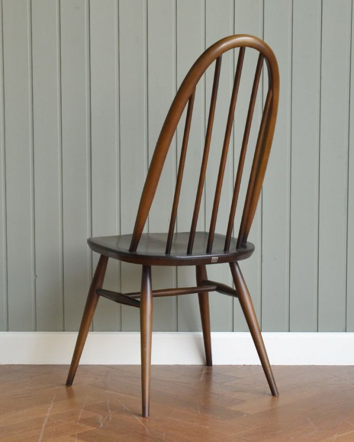 アーコールチェアの後ろ姿