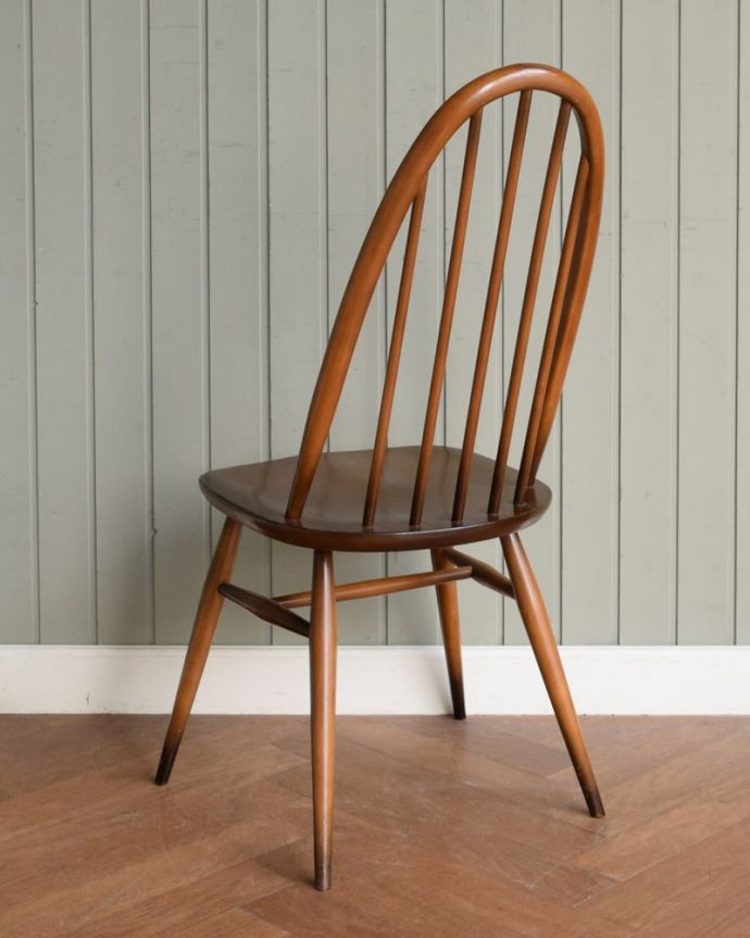 アーコールチェアの後ろ姿