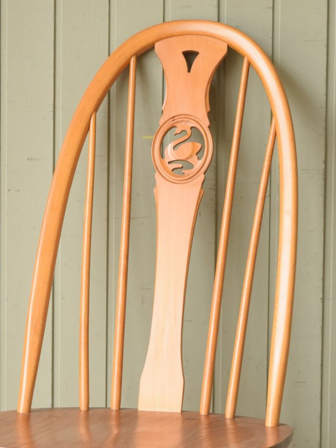 スワンバックチェアの背もたれ