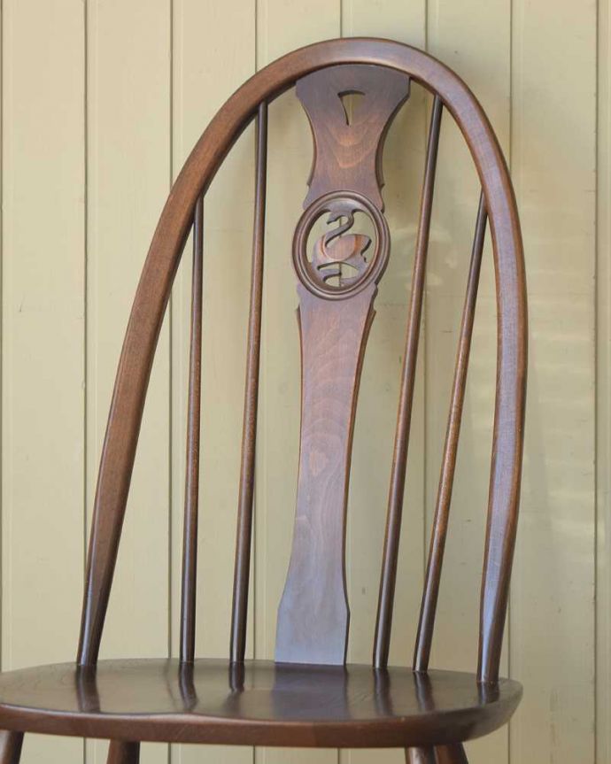 スワンバックチェアの背もたれ