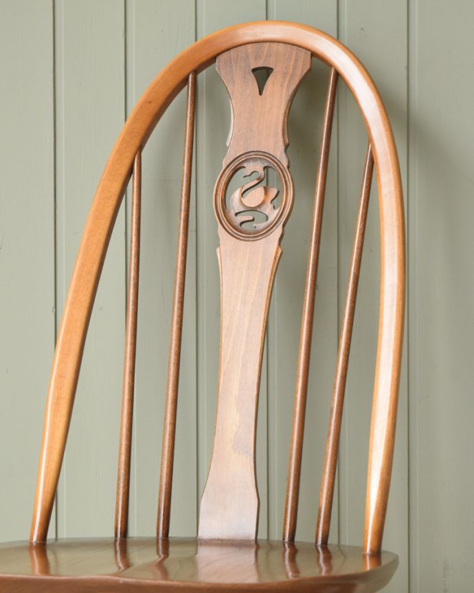 アーコールチェア アンティーク チェア アーコールのスワンバックチェア(カラメル色・ハの字脚・タグ付き)。背もたれにはウィンザー城湖畔の白鳥背中をしっかりと支えてくれる背の高い背もたれに彫られた優雅に泳ぐ白鳥の姿。(ear-20-kt)