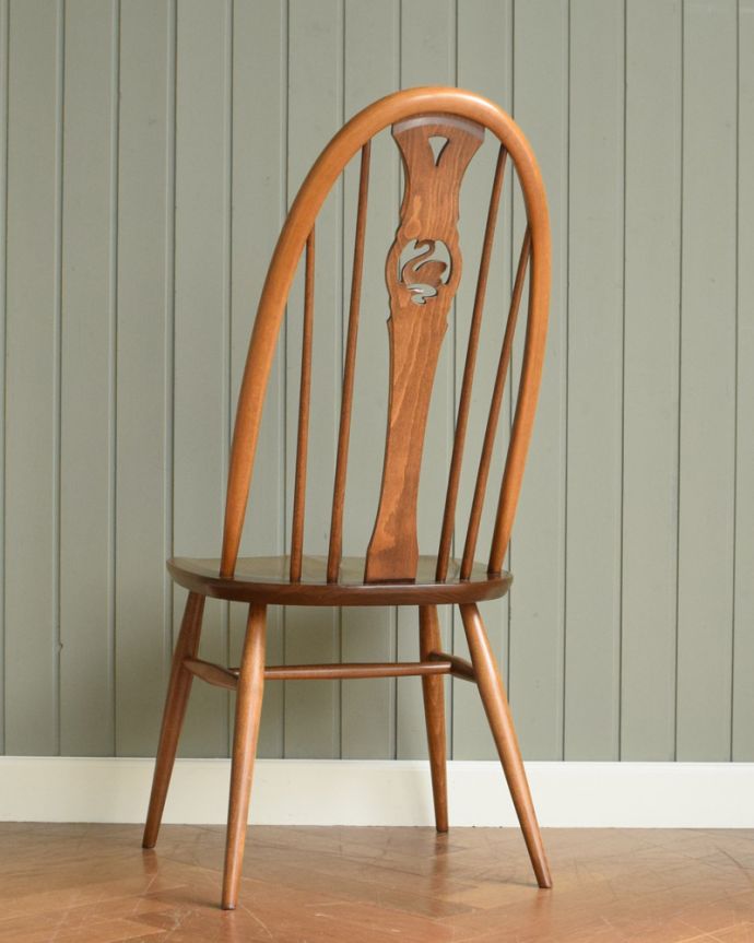 アーコールチェア アンティーク チェア アーコールのスワンバックチェア(カラメル色・ハの字脚・タグ付き)。後ろ姿にも自信アリ!アンティークなので経年変化によるキズはありますが、専門の職人がしっかり修復したアーコールです。(ear-20-kt)