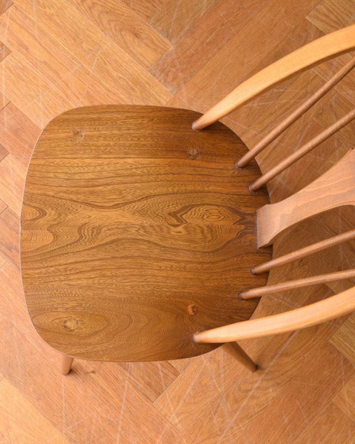 アーコールチェア アンティーク チェア アーコールのスワンバックチェア(カラメル色・ハの字脚・タグ付き)。座面に隠されたヒミツお尻と太もも部分に座りやすいように入っている座繰りという彫が入っているので座りやすいです!。(ear-20-kt)