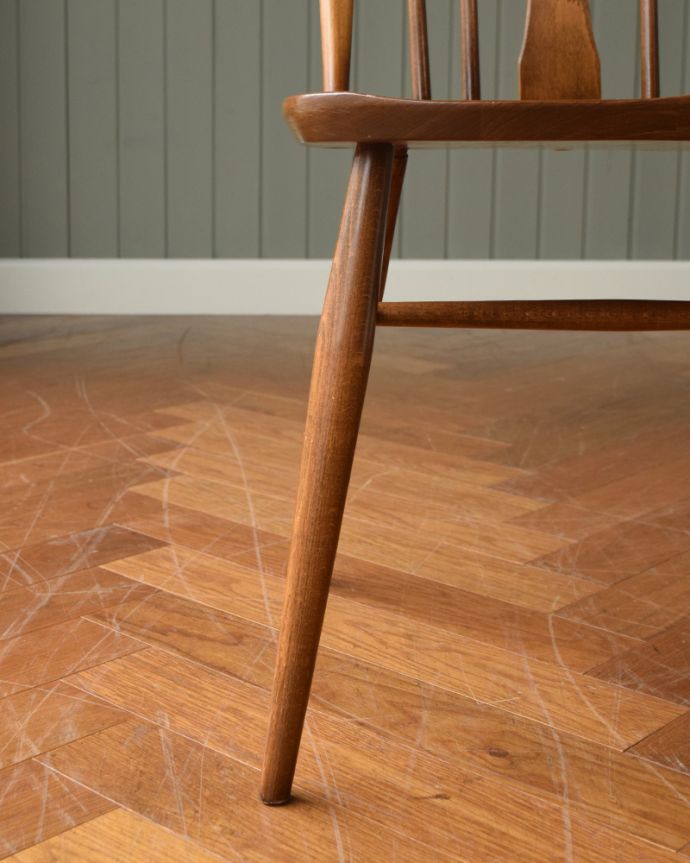 アーコールチェア　アンティーク チェア　アーコールのスワンバックチェア（カラメル色・ハの字脚・タグ付き）。移動もラクラク脚の裏には、フェルトキーパーをお付けしています。(ear-20-kt)