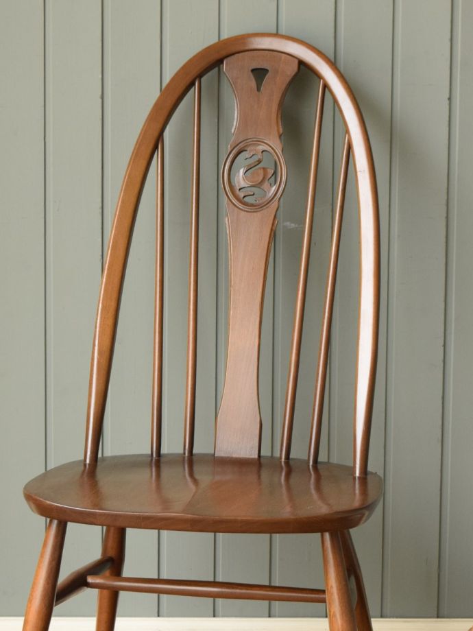 スワンバックチェアの背もたれ