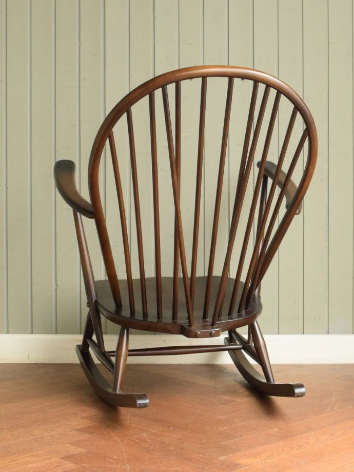 アーコールチェアの後ろ姿