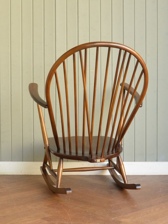 アーコールチェアの後ろ姿