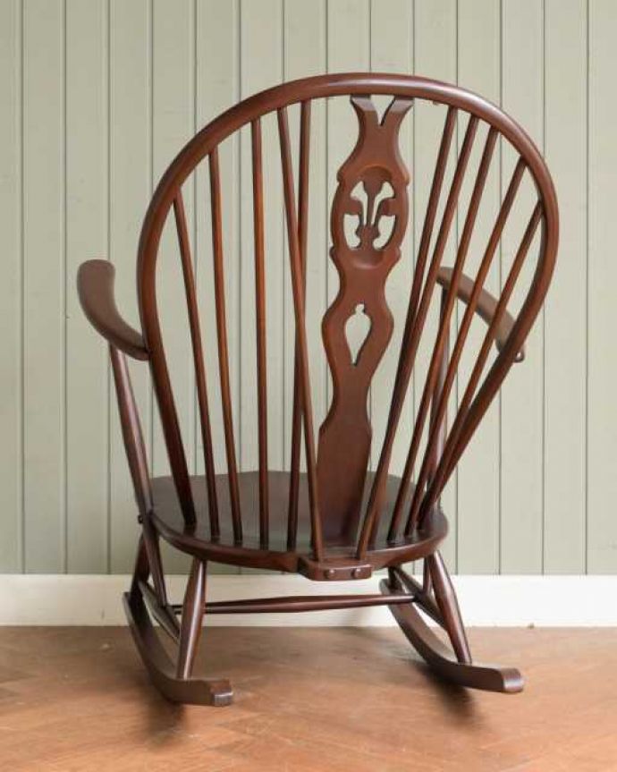 アーコールの家具 アンティーク チェア アーコールのヴィンテージチェア、アーム付きのシスルバック ロッキングチェア 。後ろ姿にも自信アリ!後ろから見てもやっぱりカッコいい。(ear-22-p )