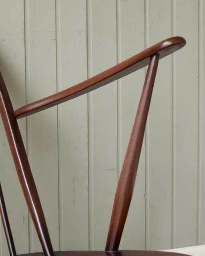 アーコールの家具 アンティーク チェア アーコールのヴィンテージチェア、アーム付きのシスルバック ロッキングチェア 。さらにリラックスできるアーム付き1人掛けのアーム付きチェアは、自分だけの時間をリラックスさせてくれる最強アイテム。(ear-22-p )