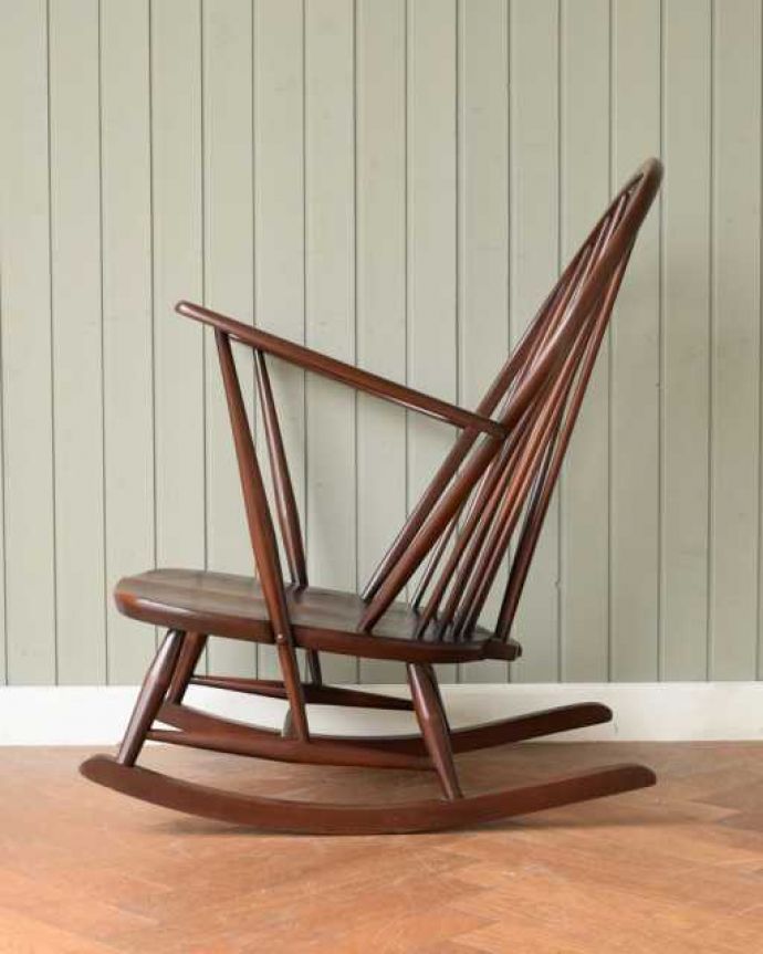 アーコールの家具 アンティーク チェア アーコールのヴィンテージチェア、アーム付きのシスルバック ロッキングチェア 。横から見てもカッコいい!バツグンの掛け心地が自慢のアーコール。(ear-22-p )