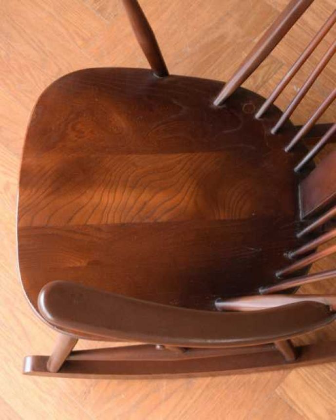 アーコールの家具 アンティーク チェア アーコールのヴィンテージチェア、アーム付きのシスルバック ロッキングチェア 。座面に隠されたヒミツお尻と太もも部分に座りやすいように入っている座繰りという彫。(ear-22-p )