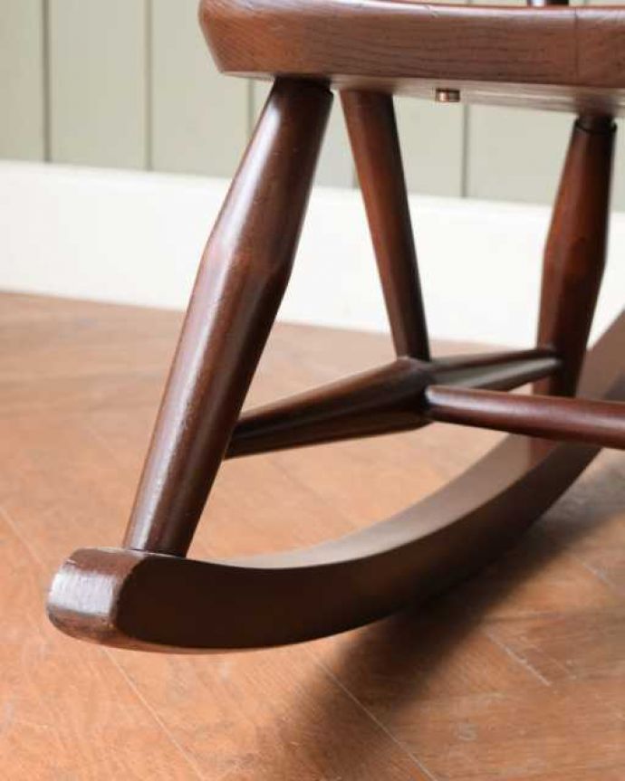 アーコールの家具 アンティーク チェア アーコールのヴィンテージチェア、アーム付きのシスルバック ロッキングチェア 。移動もラクラクHandleのアンティークチェアの脚の裏には、フェルトキーパーをお付けしていますので、床を滑らせてお使い頂けます。(ear-22-p )