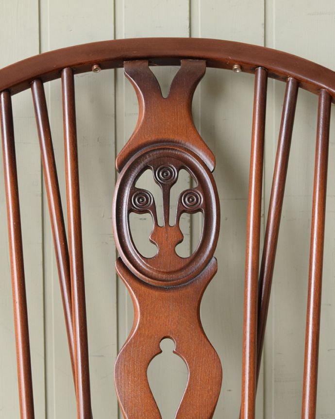 アーコールの家具 アンティーク チェア アーコールのヴィンテージチェア、アーム付きのシスルバック ロッキングチェア 。背もたれに彫られたアーコールの象徴アザミの花(シスル)が背もたれに彫られているシスルバックチェア。(ear-22-p )