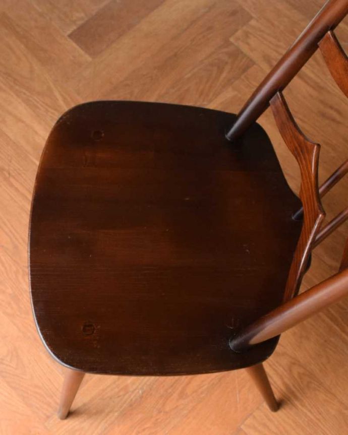 アーコールチェア　アンティーク チェア　 アーコールのラダーバックチェア（アップルチョコ色）。座面に隠されたヒミツお尻と太もも部分に座りやすいように入っている座繰りという彫。(ear-23-p)