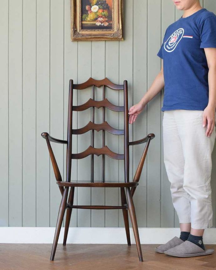 アーコールチェア アンティーク チェア アーコールのラダーバックチェア(アーム付き・アップルチョコ色)。レアなデザインのラダーバックチェアはしごをモチーフにした背もたれが高いアーコールのラダーバックチェア。(ear-23a-p)