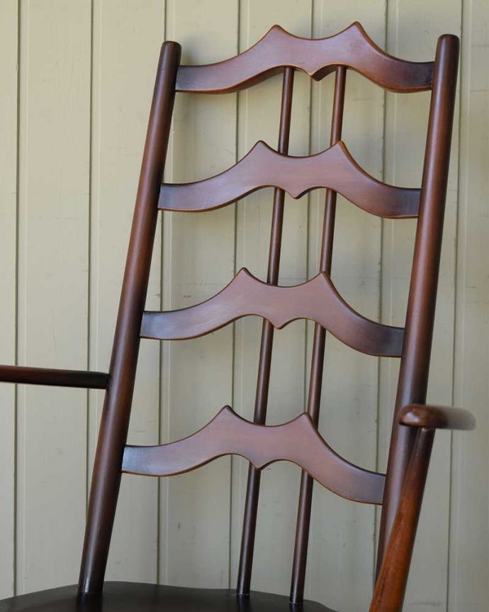 アーコールチェア アンティーク チェア アーコールのラダーバックチェア(アーム付き・アップルチョコ色)。大きな背もたれにゆったり・・・しっかりと支えてくれる大きな背もたれが魅力。(ear-23a-p)