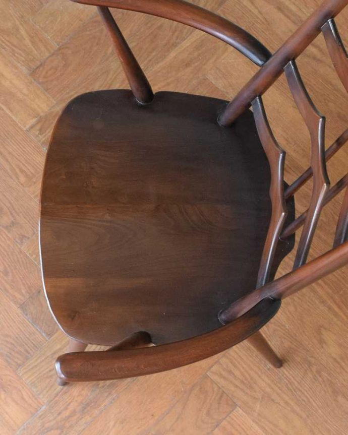 アーコールチェア アンティーク チェア アーコールのラダーバックチェア(アーム付き・アップルチョコ色)。座面に隠されたヒミツお尻と太もも部分に座りやすいように入っている座繰りという彫。(ear-23a-p)