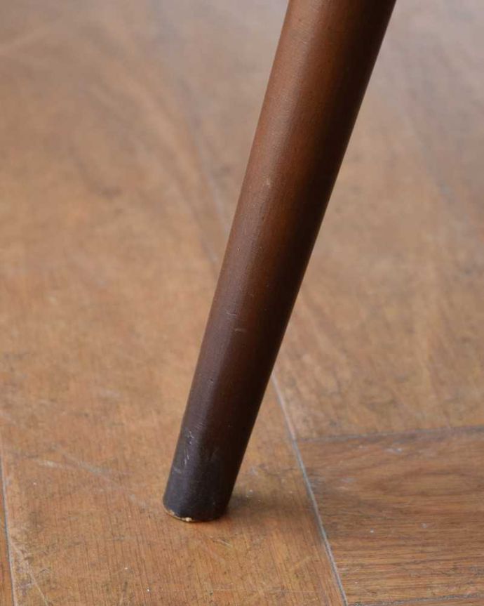 アーコールチェア アンティーク チェア アーコールのラダーバックチェア(アーム付き・アップルチョコ色)。移動もラクラクHandleのアンティークチェアの脚の裏には、フェルトキーパーをお付けしていますので、床を滑らせてお使い頂けます。(ear-23a-p)