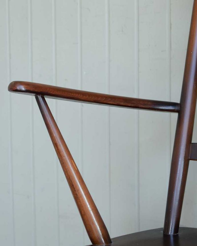 アーコールチェア アンティーク チェア アーコールのラダーバックチェア(アーム付き・アップルチョコ色)。ちょっと贅沢なアーム付き立ち上がる時に便利なアーム付き。(ear-23a-p)