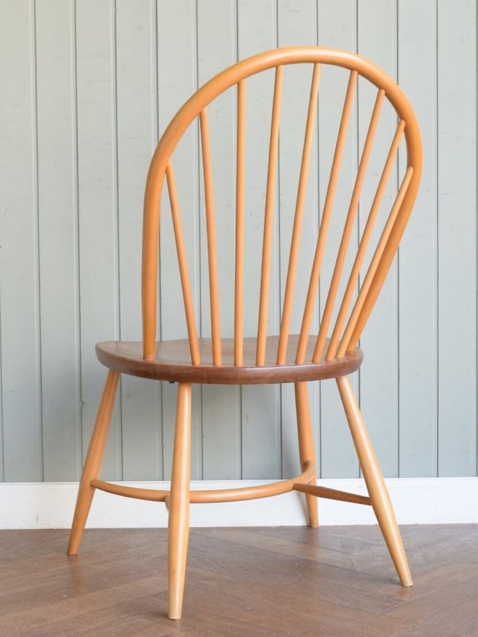 アーコールチェアの後ろ姿