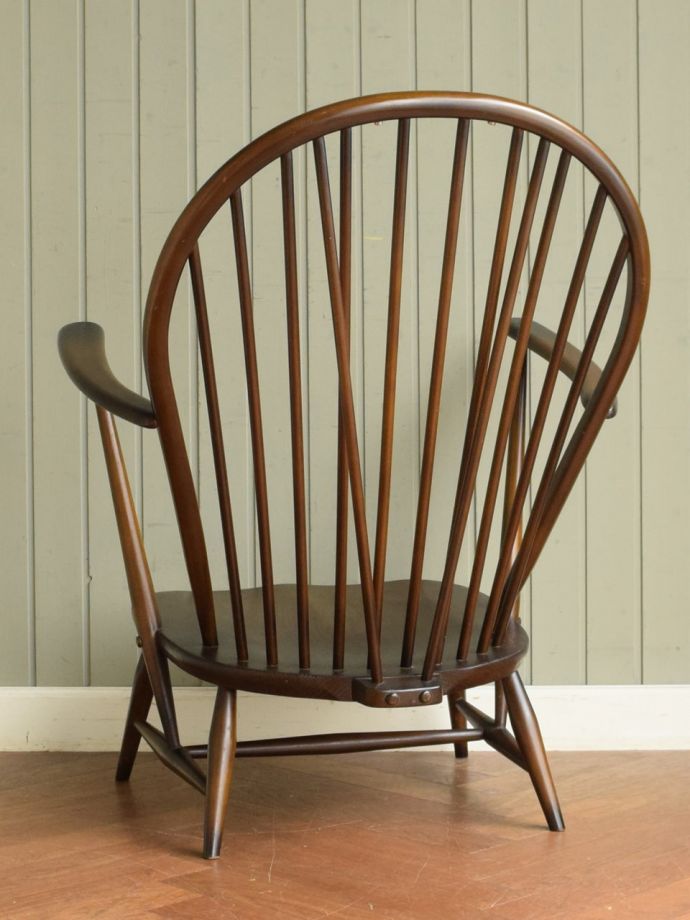 アーコールチェアの後ろ姿