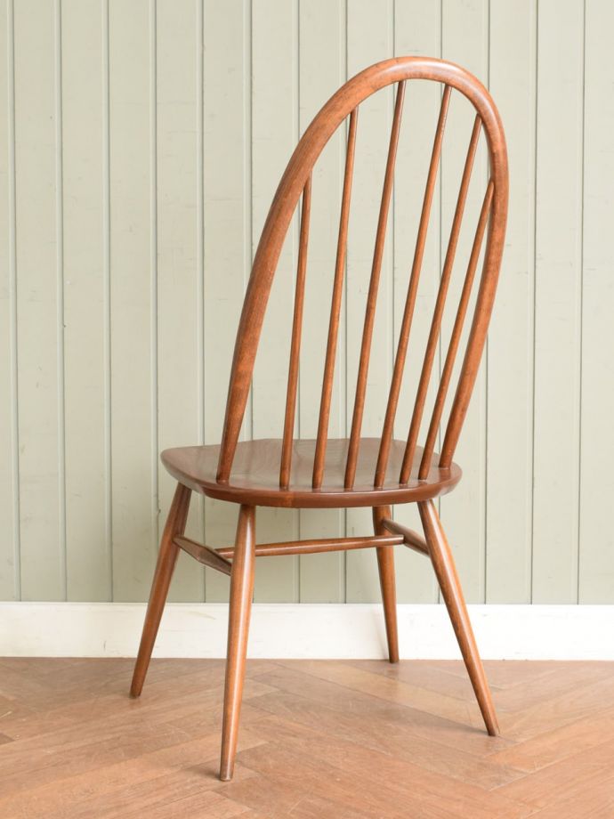 アーコールチェアの後ろ姿