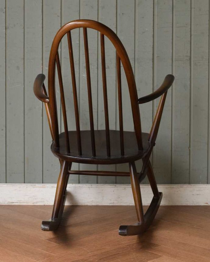 アーコールチェアの後ろ姿