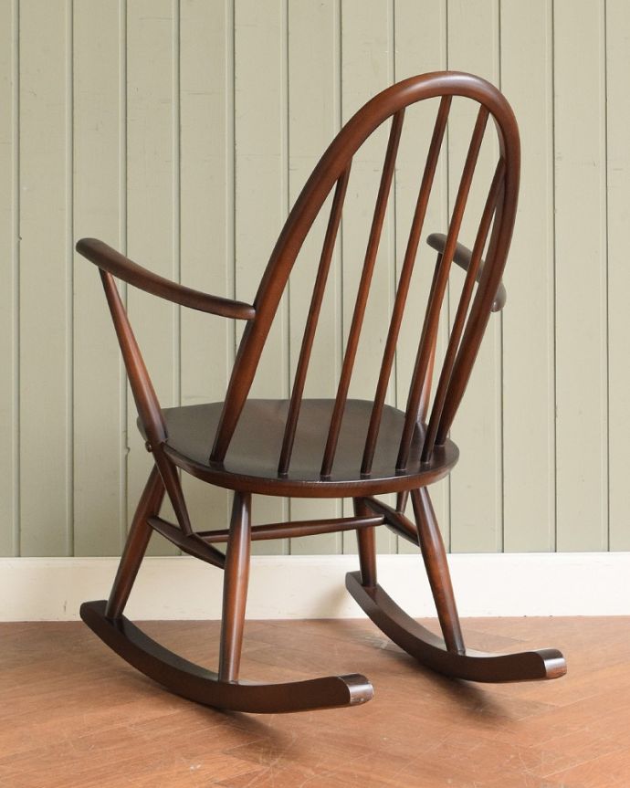 アーコールチェアの後ろ姿