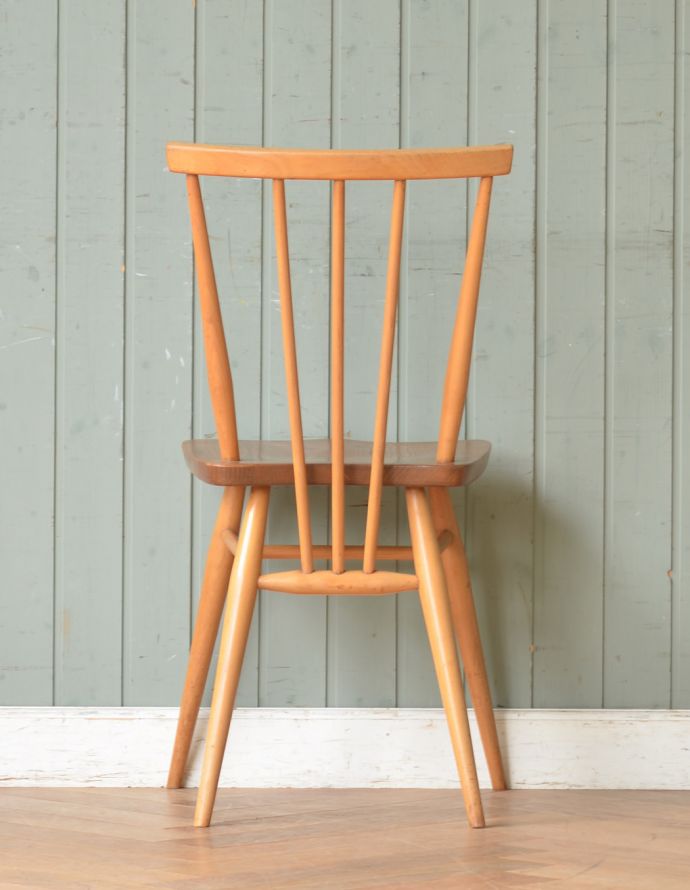 アーコールチェアの後ろ姿