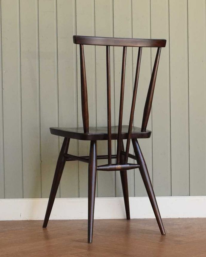 アーコールチェアの後ろ姿