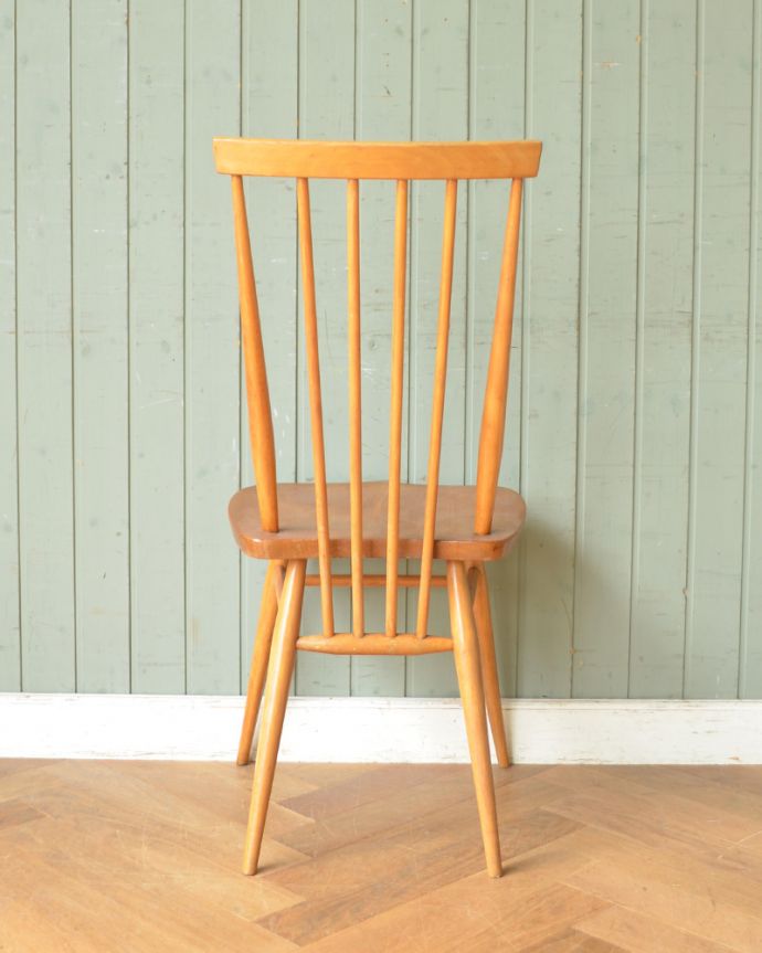 アーコールチェアの後ろ姿