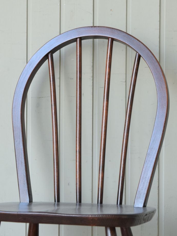 フープバックチェアの背もたれ