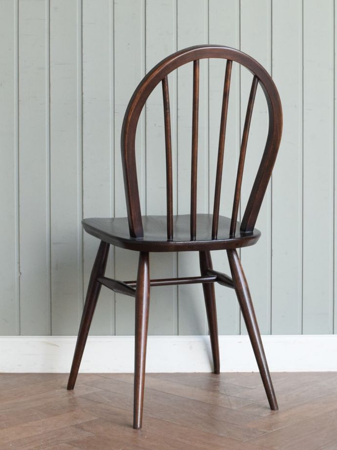 アーコールチェアの後ろ姿