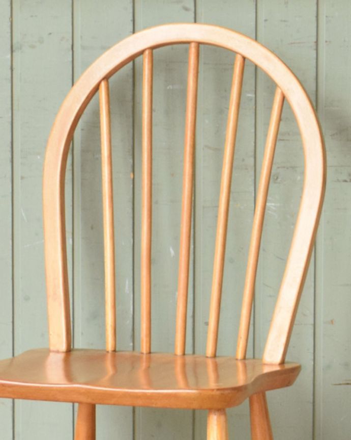 フープバックチェアの背もたれ