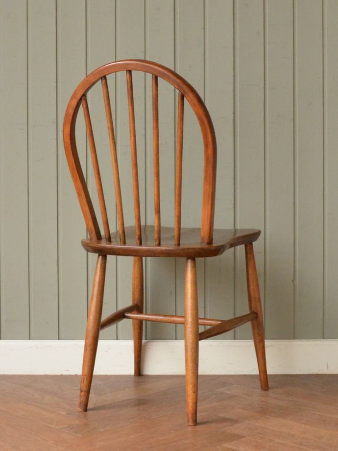 アーコールチェアの後ろ姿