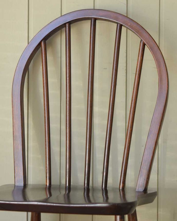 フープバックチェアの背もたれ